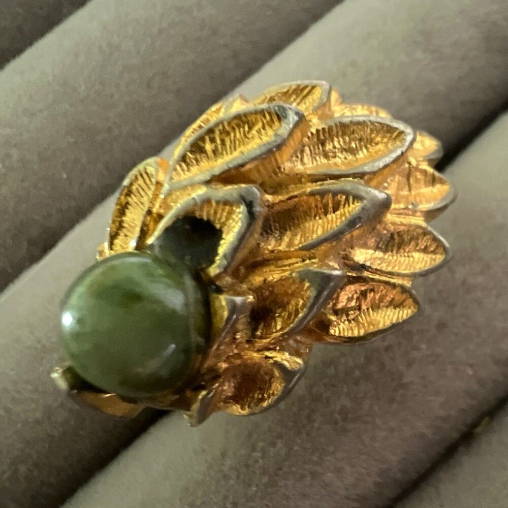 Vintage Gold Tone Leaf Cluster Cocktail Ring Green Round Cabochon Bezel Stone -7